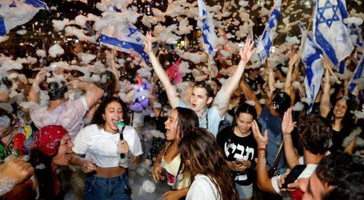 الآلاف يحتفلون في تل أبيب بالإطاحة ببنيامين نتنياهو - فيديو وصور