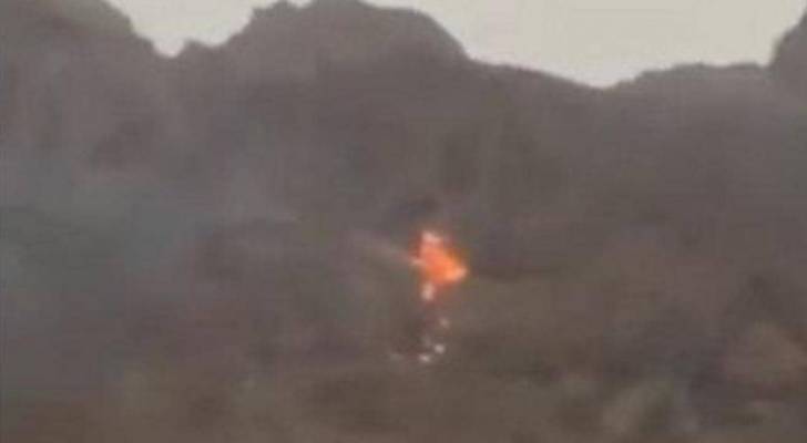 صاعقة رعدية تشعل النيران في جبل "عفر" بالسعودية.. فيديو