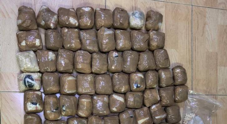 ضبط ٤ متورطين بتجارة المخدرات في عمان - صور
