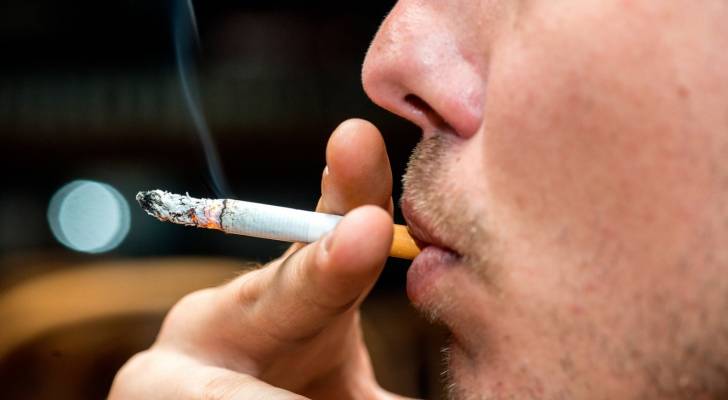 بسبب التدخين.. مخالفة ٣ مؤسسات وإنذار ٧٦ أخرى في الزرقاء