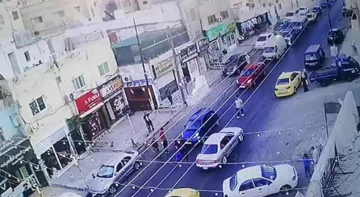 شخص يلقي بنفسه أمام مركبة في منطقة جبل النصر بعمان