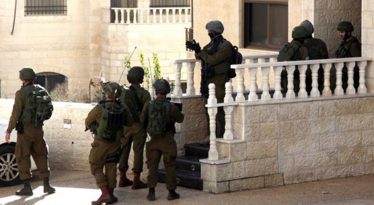 جيش الاحتلال الإسرائيلي يقرر تعليق دخول منازل الفلسطينيين بالضفة