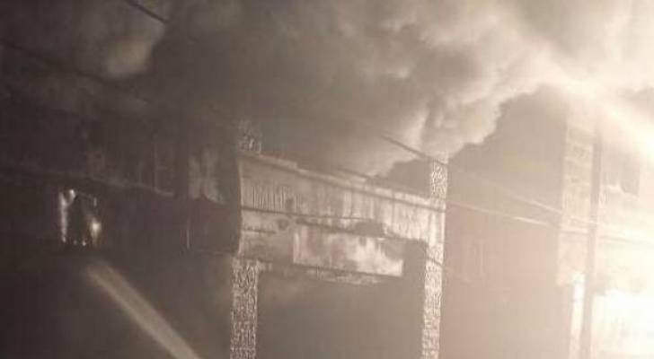 ٥ اصابات بحريق محال تجارية في صويلح - فيديو