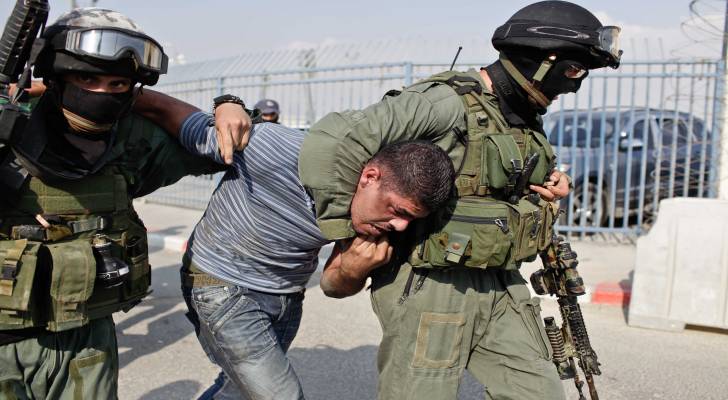 الاحتلال الإسرائيلي يعتقل ٢٥ فلسطينيا بالضفة والقدس