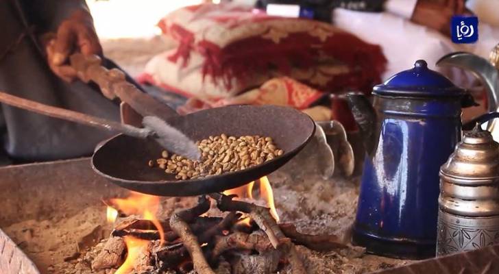 القهوة العربية الأصيلة.. من التحضير حتى الضيافة - فيديو