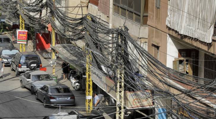 "المازوت" يبدأ بالنفاد في لبنان ويتسبب بانقطاع الكهرباء عن أجزاء واسعة وسط تدهور الأوضاع الاقتصادية
