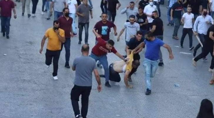 الأمن الفلسطيني يكرر اعتداءه على المتظاهرين ويحطم معدات صحفيين في رام الله - فيديو