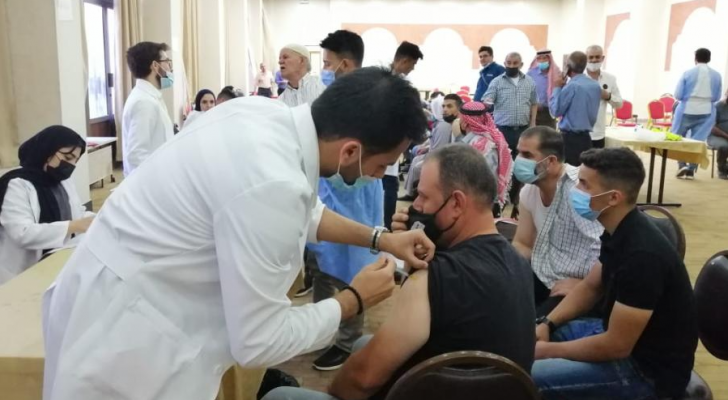 مواطن يتلقى لقاح كورونا في أحد مراكز التطعيم بإربد