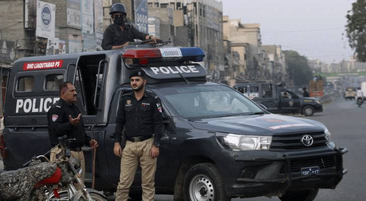 شرطي باكستاني يقتل بساطور رجلا برأته المحكمة من تهمة التجديف