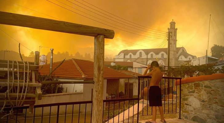 قبرص تعلن سيطرتها على حريق الغابات الهائل