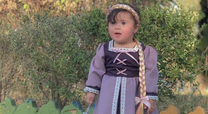طفلة أردنية مصابة بـ"متلازمة داون" تأسر قلوب رواد التواصل الاجتماعي.. صور