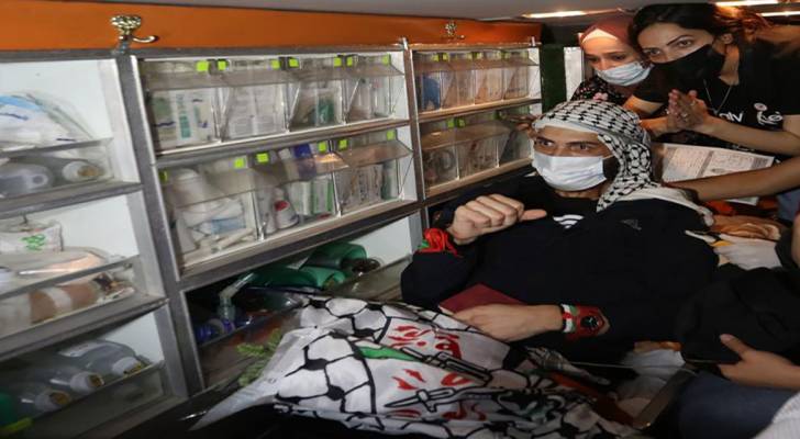 الأسير الفلسطيني المحرر أبو عطوان يصل المستشفى الإستشاري في رام الله - صور