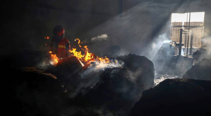 عشرات القتلى بحريق مصنع في بنغلادش - فيديو