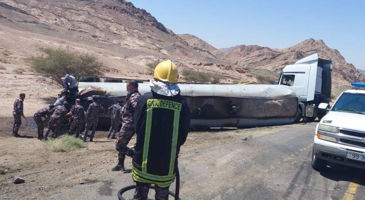 دفاع مدني العقبة يتعامل مع انقلاب صهريج محمل بمواد بترولية شديدة الاشتعال.. صور