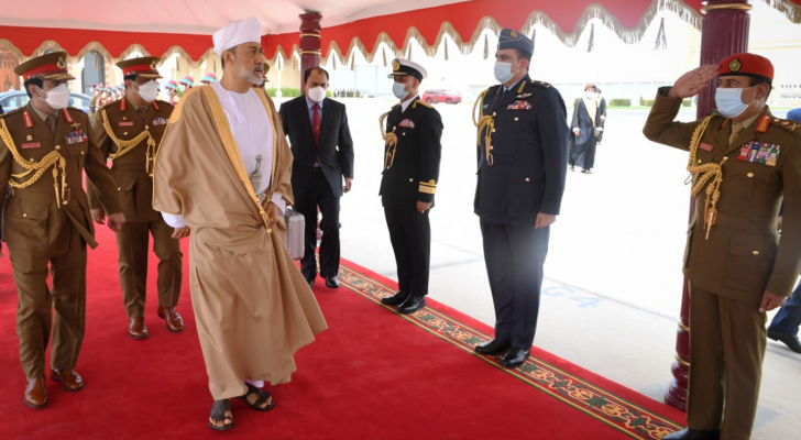 لحظة وصول السلطان هيثم بن طارق آل سعيد للسعودية