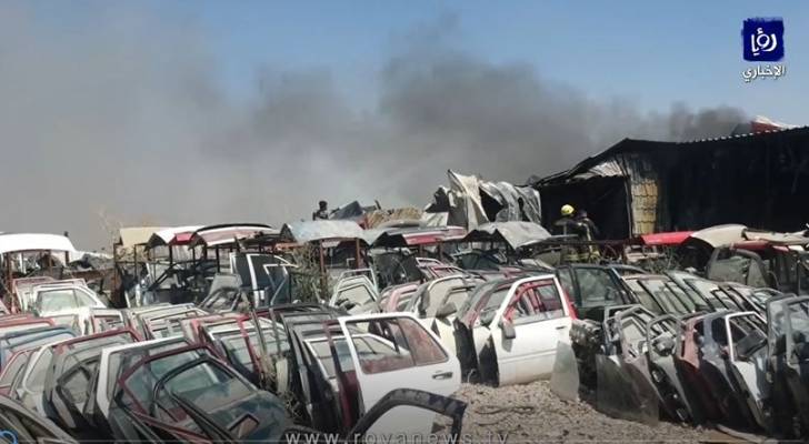 الدفاع المدني يخمد حريق مستودع لقطع السيارات شرق اربد - فيديو