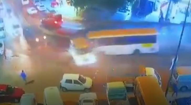 بالفيديو.. العناية الإلهية تحول دون وقوع كارثة إثر تدهور حافلة وارتطامهما بمنزل في عمان