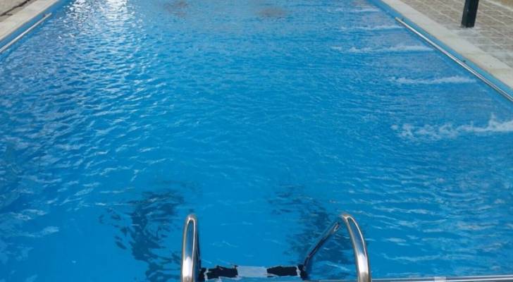إصابة ١٣ شخصا بتسمم كيماوي ببركة سباحة في جرش