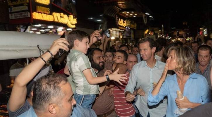 الأسد وعائلته يتناولون "الشاورما" في أحد المطاعم الشعبية بدمشق - صور وفيديو