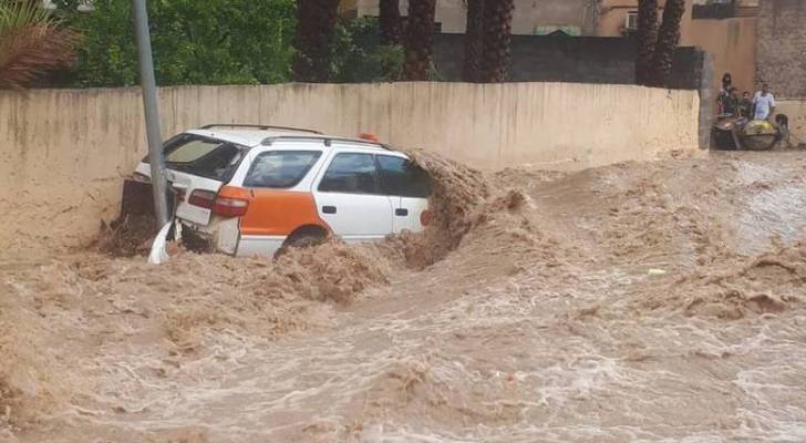 لقطات مرعبة للحظة إنقاذ أشخاص علقوا وسط السيول في سلطنة عُمان - فيديو