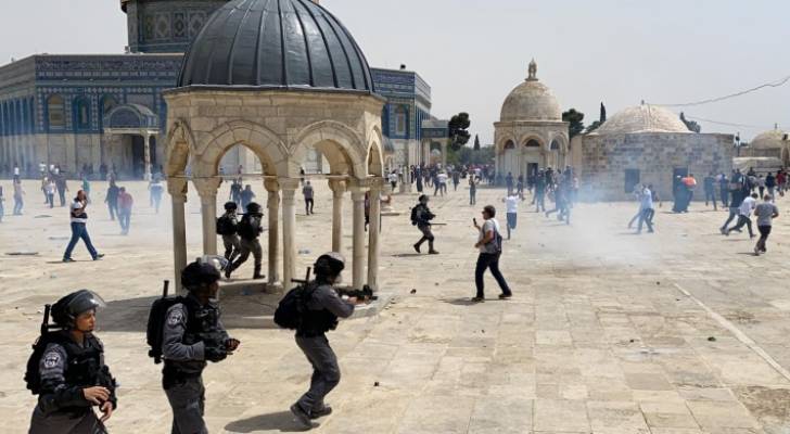 الاحتلال الإسرائيلي يقتحم المسجد الأقصى ويعتدي على المرابطين.. فيديو