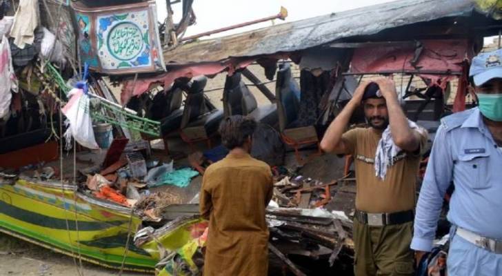 مقتل ٣٠ شخصا بتصادم حافلة في باكستان