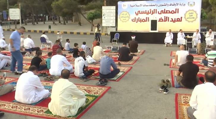 الأردنيون يؤدون صلاة عيد الأضحى.. فيديو وصور