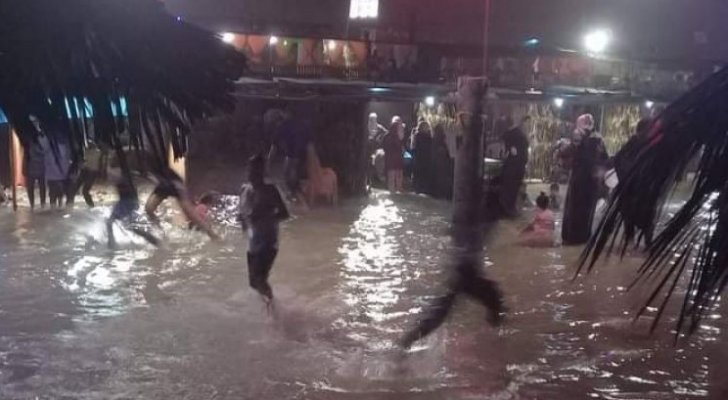 في ظاهرة نادرة.. موجة مد بحري تداهم المصطافين على بحر غزة