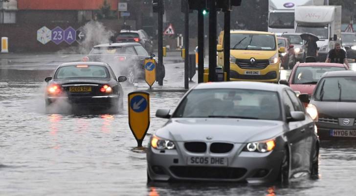 فيضانات في شوارع لندن مع توالي العواصف - فيديو