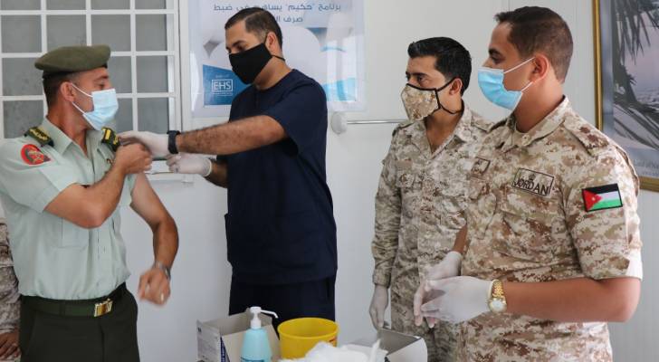 "الجيش" يواصل حملته لتطعيم مرتبات القوات المسلحة ضد كورونا.. صور