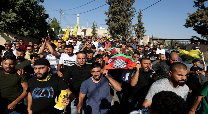 أهالي عبوين يشيعون جثمان الشهيد الفلسطيني يوسف محارب
