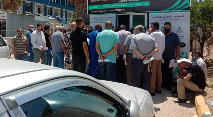 أمام مديرية دائرة الأراضي في محافظة إربد