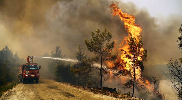 اليونان.. إخلاء أكثر من ٣٠٠ شخص بسبب الحرائق في أثينا