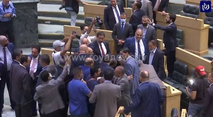 جلبة تحت قبة البرلمان بسبب النائب العدوان ورئيس الوزراء - فيديو