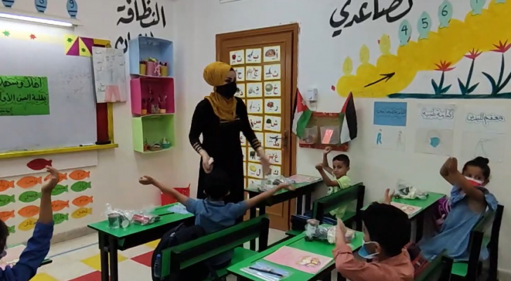 المعلمة حنان عليمات في الصف