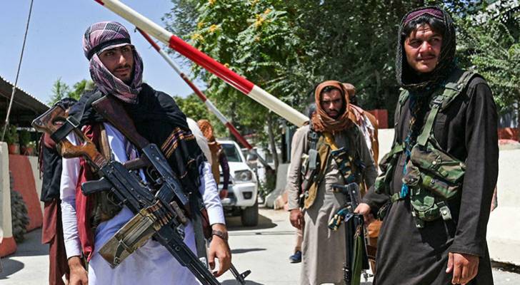 طالبان تتعهد بحكم مختلف.. وأفغان يواصلون الفرار