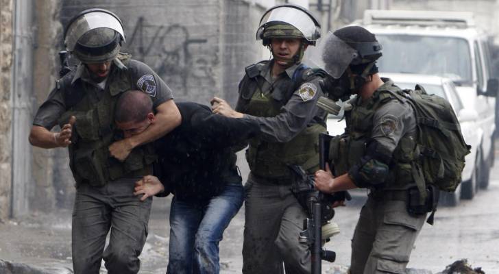 قوات الاحتلال الإسرائيلي تعتقل ١٤ فلسطينيا في الضفة الغربية
