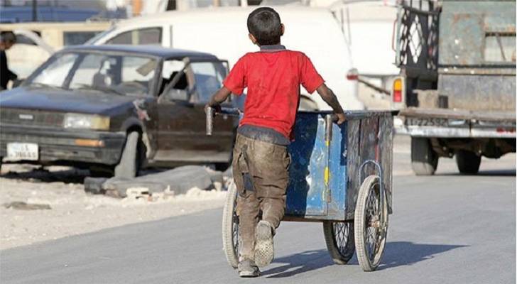 طفل أردني يجمع العلب المعدنية من الحاويات لتأمين احتياجاته المدرسية