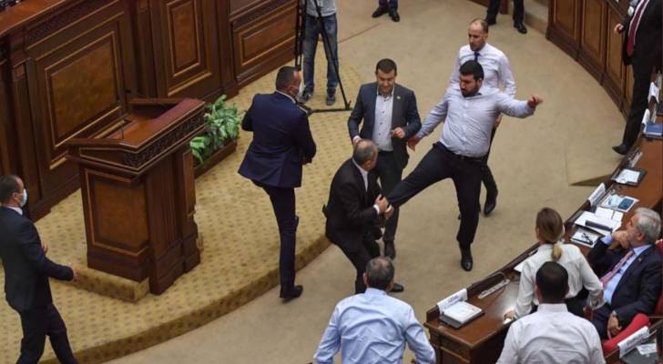 عراك بين نواب في البرلمان الأرميني - فيديو