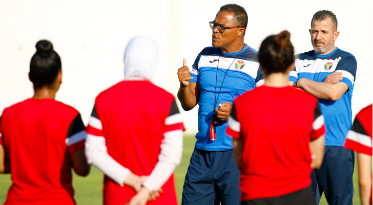 لاعبات منتخب السيدات لكرة القدم يستمعن للمدرب البرتغالي ديفيد ناشيمينتو - أرشيفية