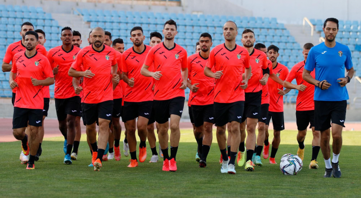 لاعبو منتخب النشامى يقومون بالإحماء