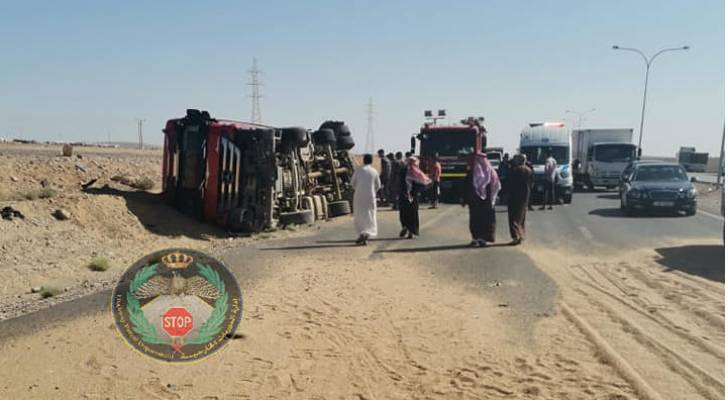 تدهور مركبة شحن محملة بالقمح على الصحراوي - صور