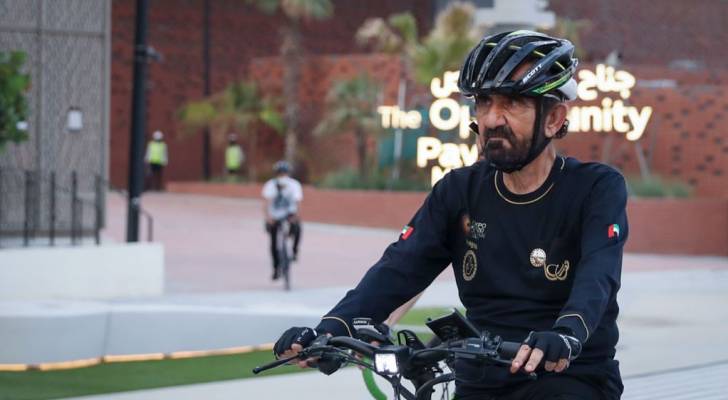 محمد بن راشد في جولة على الدراجة الهوائية في إكسبو ٢٠٢٠ - صور