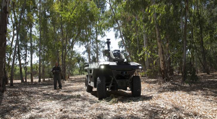 شركة إسرائيلية تطور "روبوت مسلح" لتعقب المتسللين على الحدود - صور