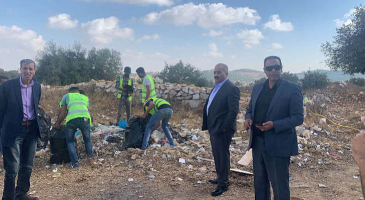 محافظ إربد خلال حملة التنظيف لموقع غابات برقش