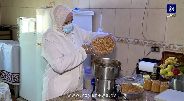 أردنية تنتج وتسوق زبدة الفول السوداني بإمكانات بسيطة في منزلها - فيديو
