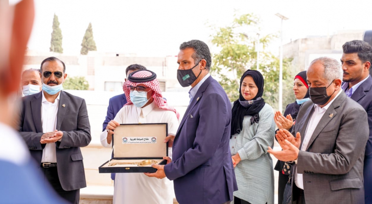 الفايز يتسلم مفتاح السياحة العربية لعام 2022 بمحافظة مأدبا