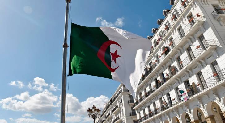 الجزائر تخفض ضريبة الدخل