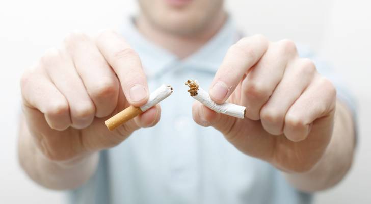 الإقلاع عن التدخين يزيدُ الوزن.. دراسة تفسّر الأسباب