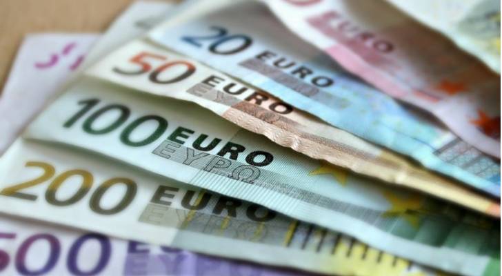 تراجع اليورو لأدنى مستوى في ١٥ شهرا